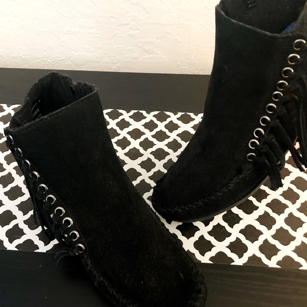 Minnetonka brand  suede fringe black ankle boots women’s size 6